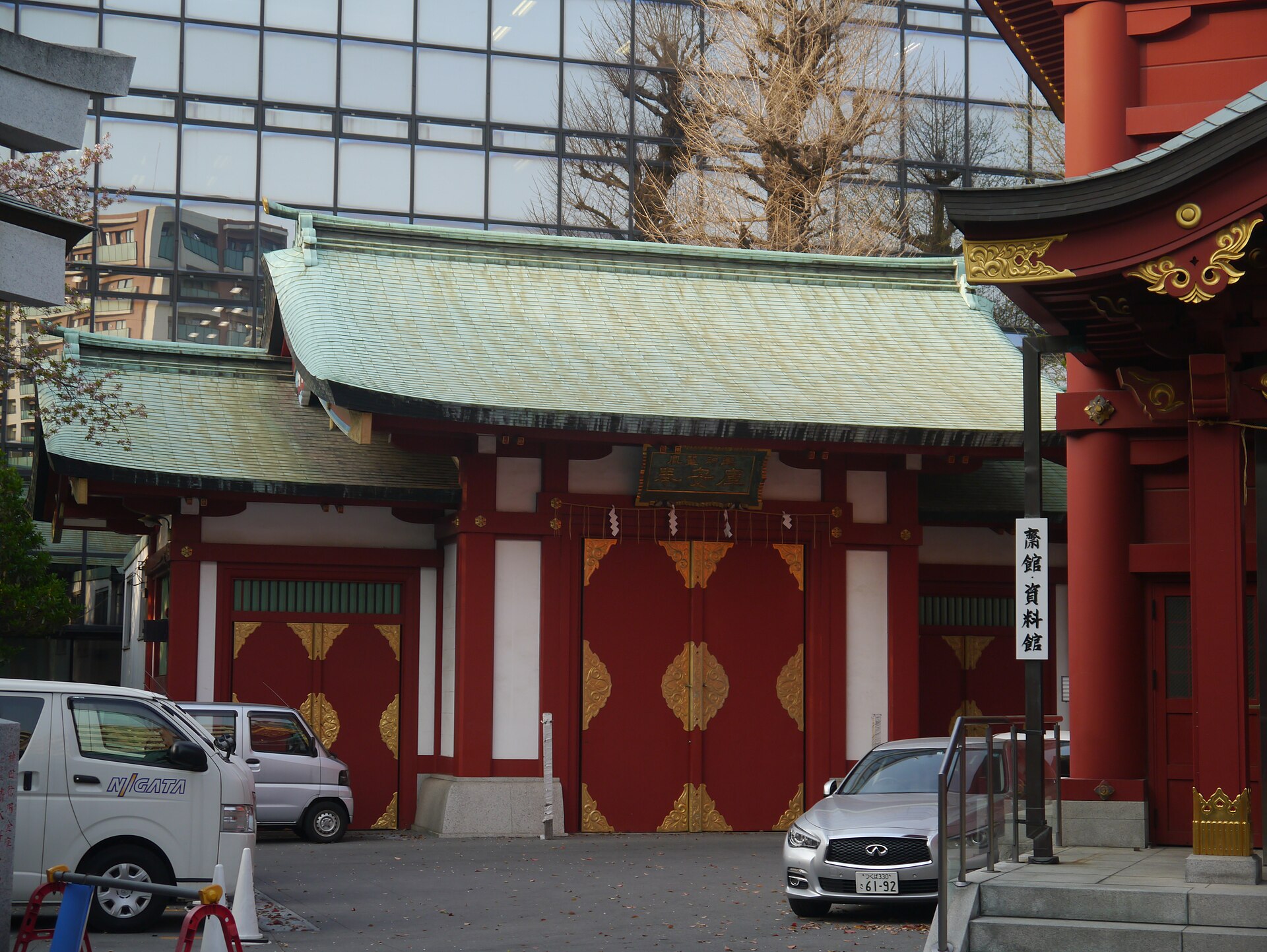 神田明神の門と参道